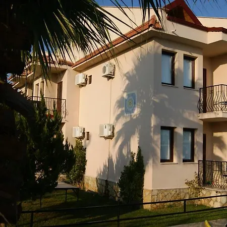 מלון Nazar Garden 2*