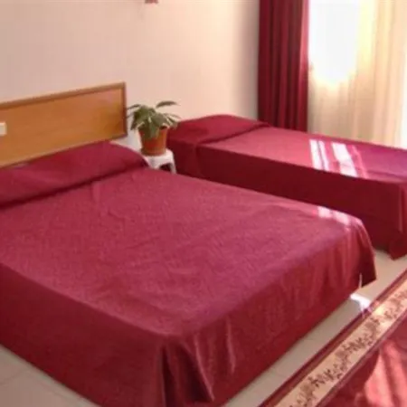 מלון Nazar Garden 2*